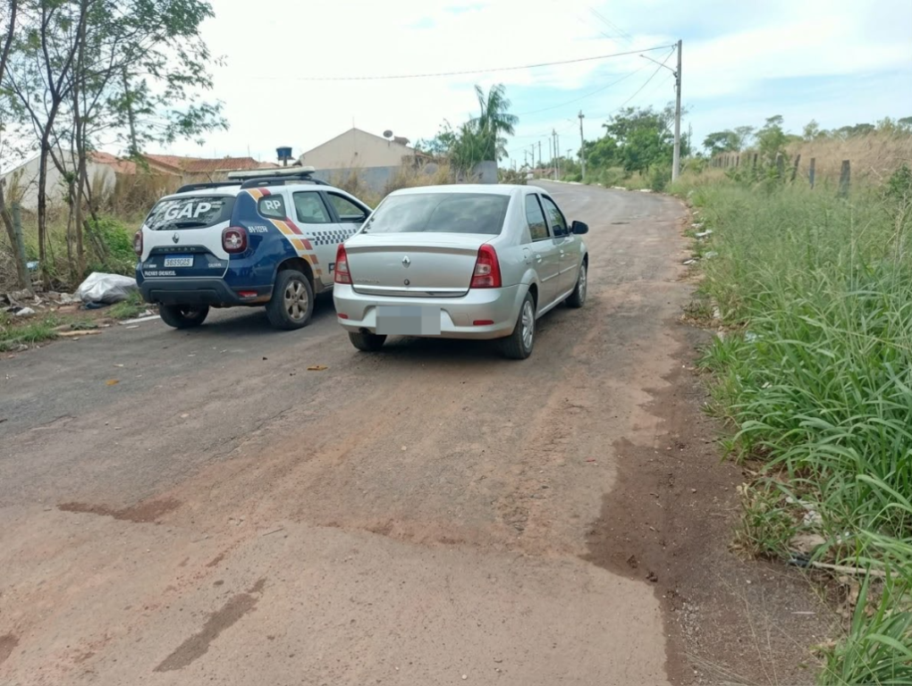 Polícia Militar recupera carro roubado e conduz cinco suspeitos em Cuiabá