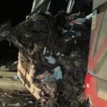 Colisão com dois ônibus deixa caminhão destruído, motorista preso às ferragens e BR-163 interditada entre Sinop e Sorriso