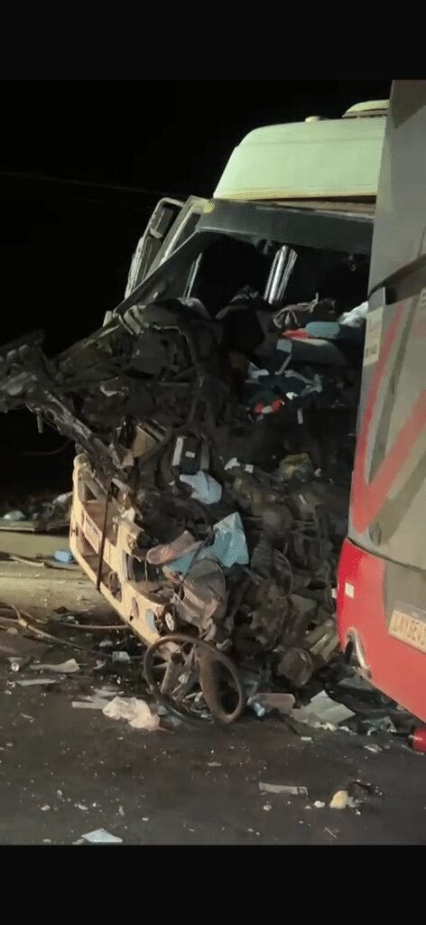 Colisão com dois ônibus deixa caminhão destruído, motorista preso às ferragens e BR-163 interditada entre Sinop e Sorriso