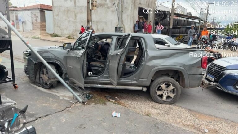 Condutor é preso após fugir da polícia, colidir em moto e derrubar poste em Mato Grosso