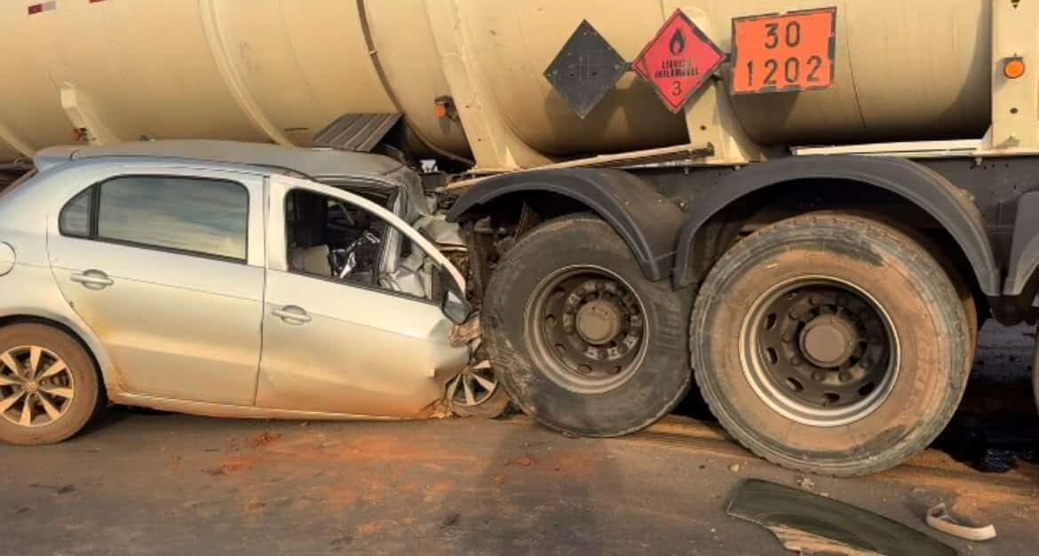 Condutor morre em violenta colisão entre carro e carreta em Mato Grosso