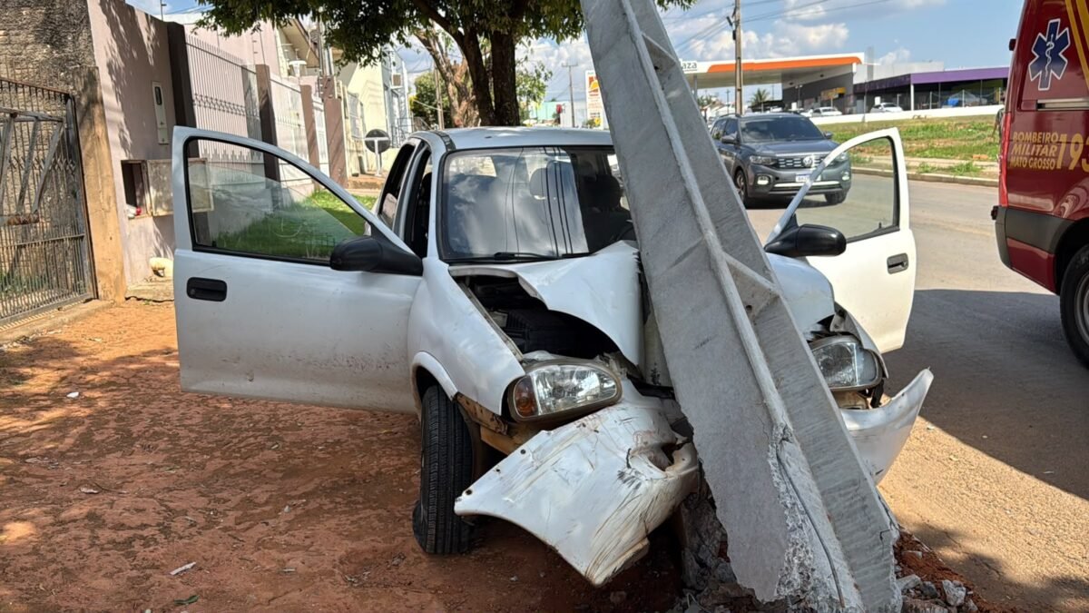 Condutor perde controle de carro e bate contra poste em Sorriso
