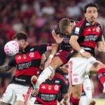 Flamengo vence o Fluminense e mantém a liderança no Brasileirão