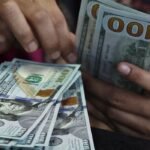 Dólar fecha abaixo de R$ 5 e recua 1,58% na semana