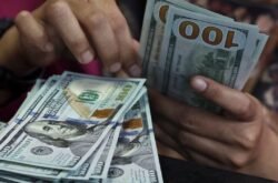 Dólar fecha abaixo de R$ 5 e recua 1,58% na semana