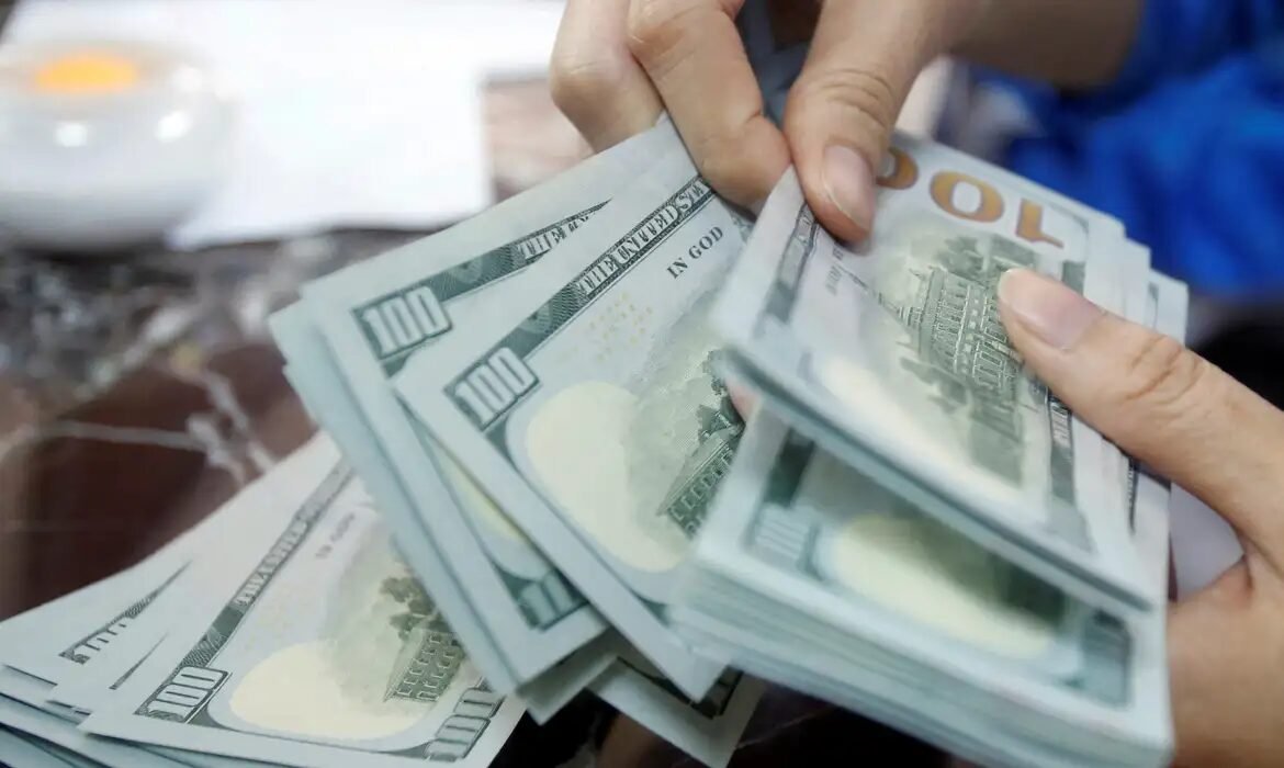 Dólar fecha cotado a R$ 5,09 e bolsa recua em dia de cautela