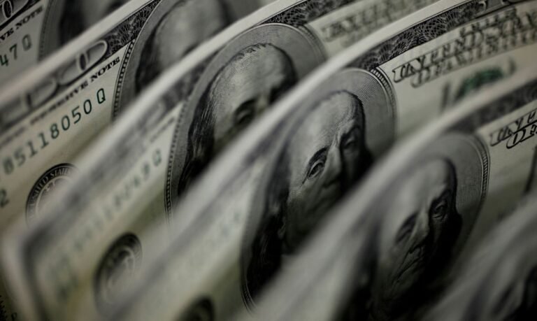 Dólar sobe 8,21%, e bolsa cai 13,88% após reeleição de Lula