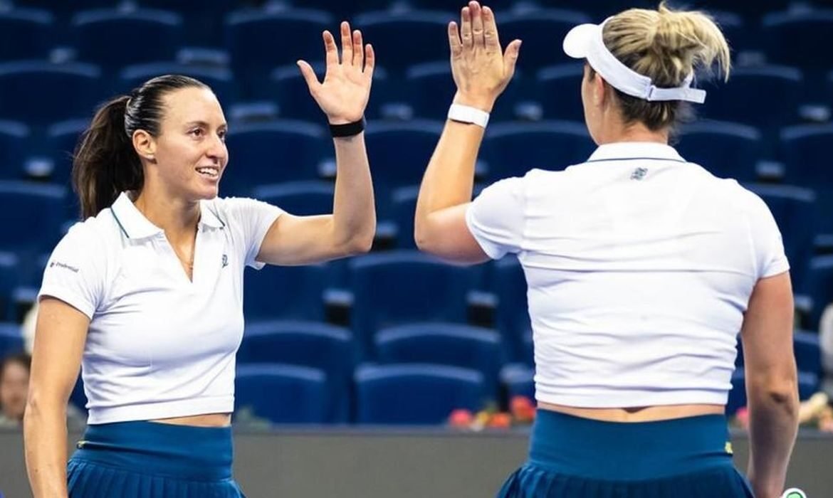 Luisa Stefani elimina campeãs olímpicas e vai à semi em Pequim