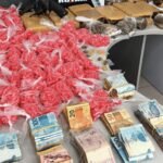 Dupla é detida com 3,7 mil pinos de cocaína, arma e R$ 28,8 mil em Mato Grosso