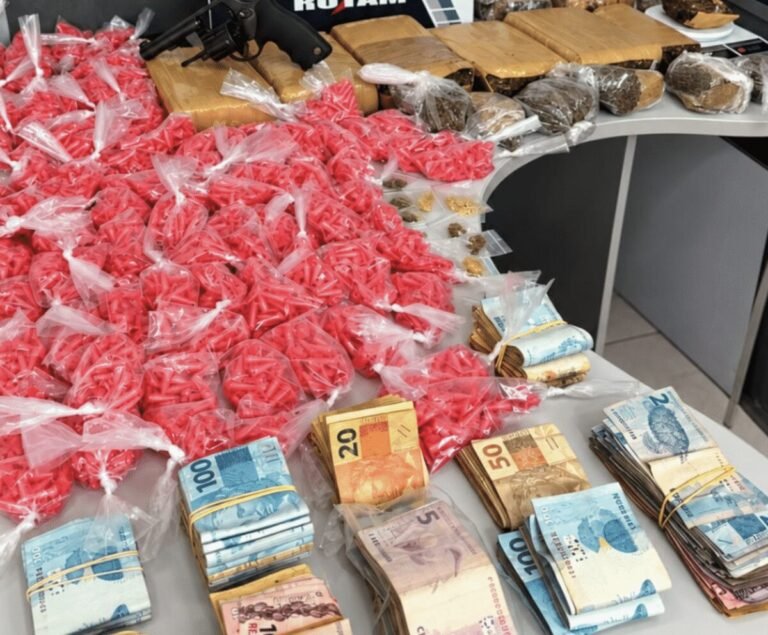 Dupla é detida com 3,7 mil pinos de cocaína, arma e R$ 28,8 mil em Mato Grosso