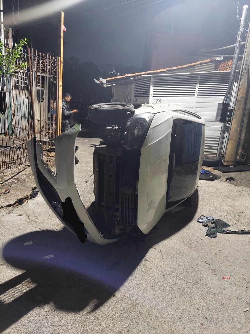 Motorista foge da Rotam, bate em moto e capota carro durante perseguição em Cuiabá