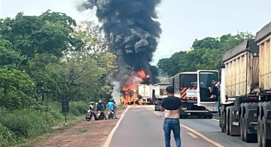 Sobe para dois o número de mortos em colisão entre caminhões na rodovia BR-364
