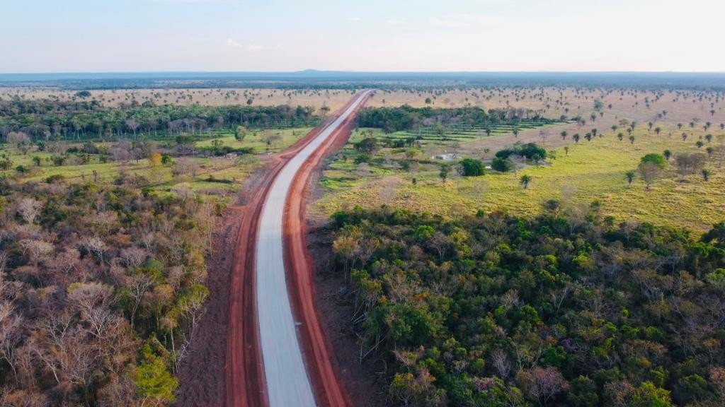 Obras para asfaltar MT-199 avançam em direção a Bolívia