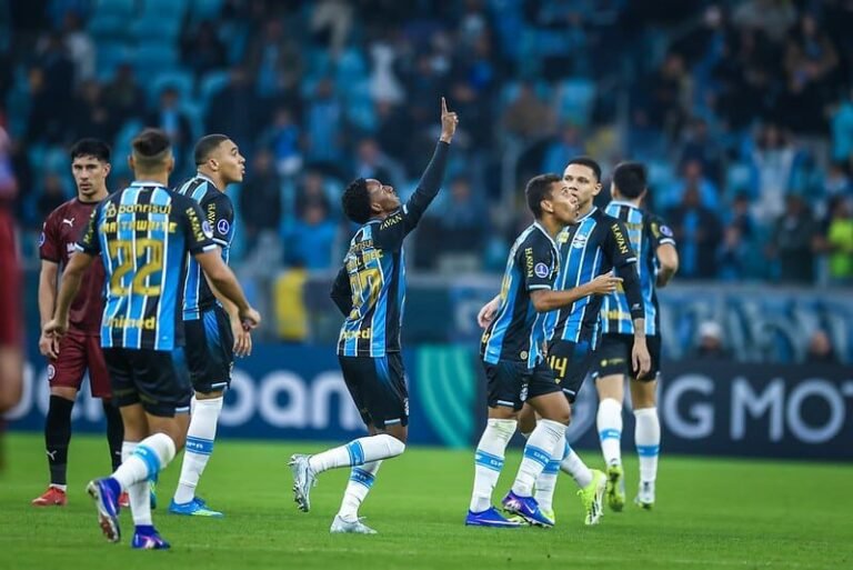 Grêmio vence o Coritiba com gol nos acréscimos e afunda o Corinthians no Z4