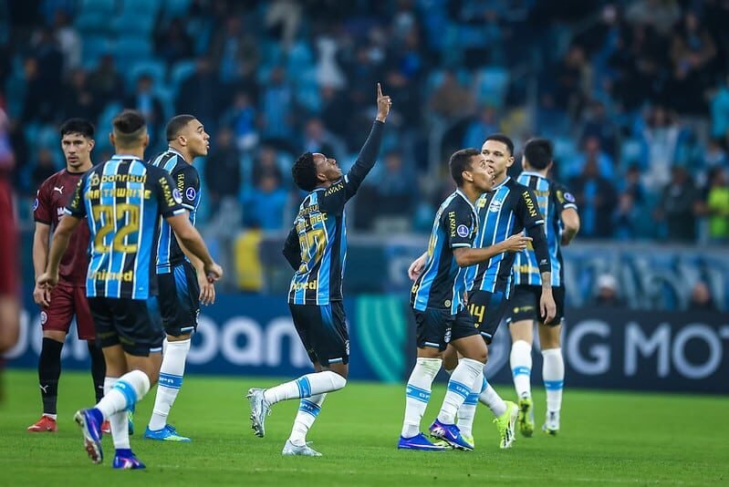 Grêmio vence o Coritiba com gol nos acréscimos e afunda o Corinthians no Z4