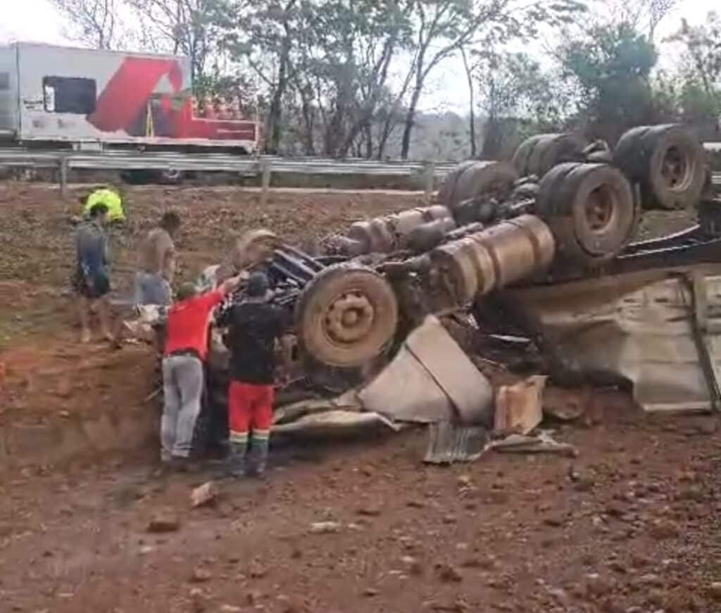 Identificado motorista que morreu após carreta tombar em Mato Grosso