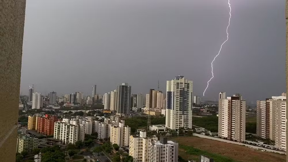 Mato Grosso tem dois alertas de tempestade com ventos fortes e risco de granizo; entenda