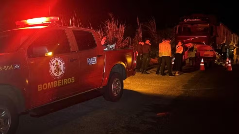Cinco pessoas morreram após carro bater de frente com carreta na MT-140