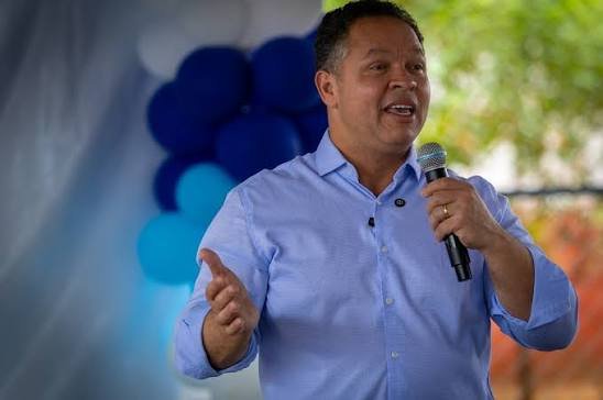 Prefeito cita crise no agro e aponta Flávio Bolsonaro como único capaz de "unir o Brasil"