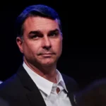 Rumores sobre fuga de Flávio Bolsonaro para os EUA geram impasse, investigações da PF e negativa de aliados