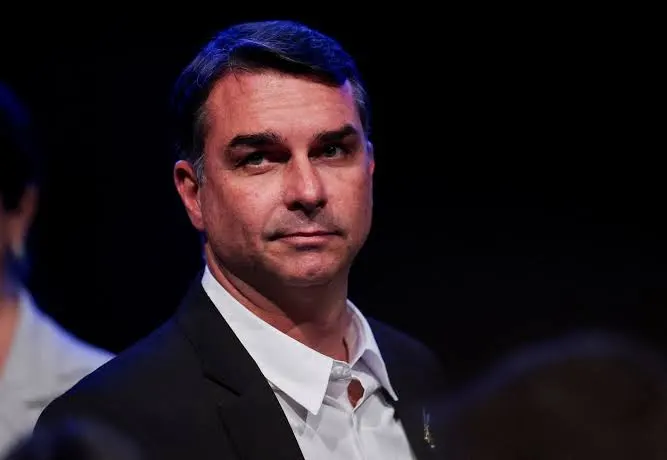Rumores sobre fuga de Flávio Bolsonaro para os EUA geram impasse, investigações da PF e negativa de aliados
