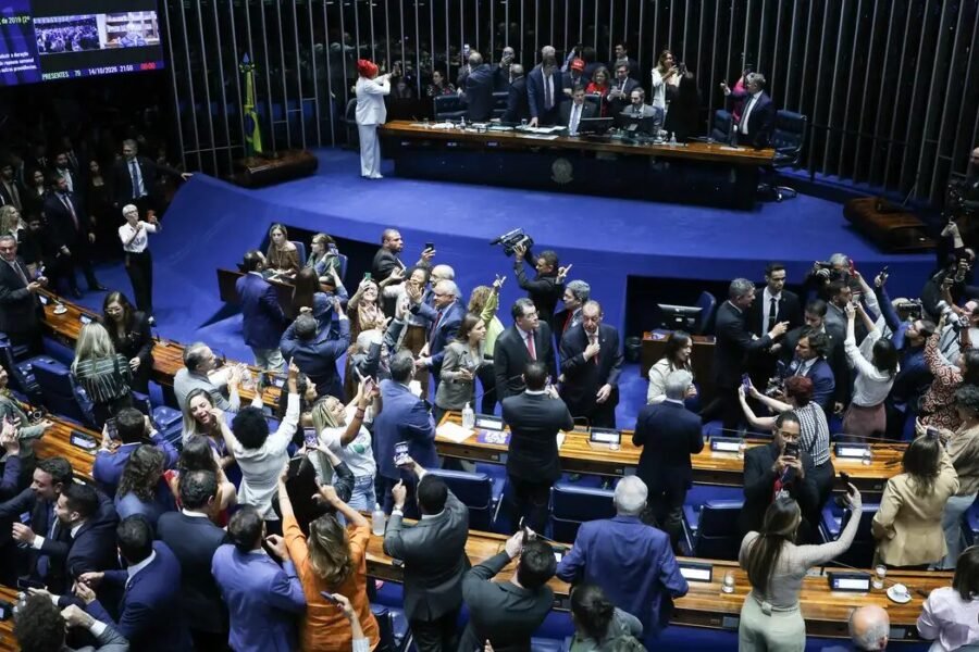 Imprensa estrangeira vê vitória de Lula em aprovação do fim da 6x1