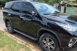 Jovem fica ferida após colisão entre carro e moto em Sinop
