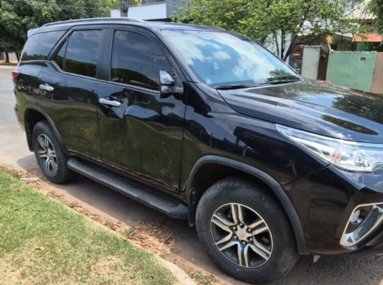 Jovem fica ferida após colisão entre carro e moto em Sinop