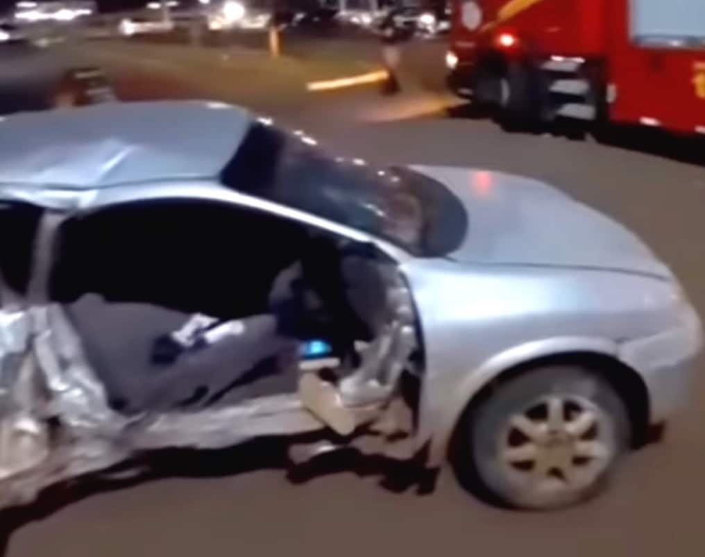Jovem morre após carro capotar e bater em poste em Mato Grosso; motorista embriagado preso