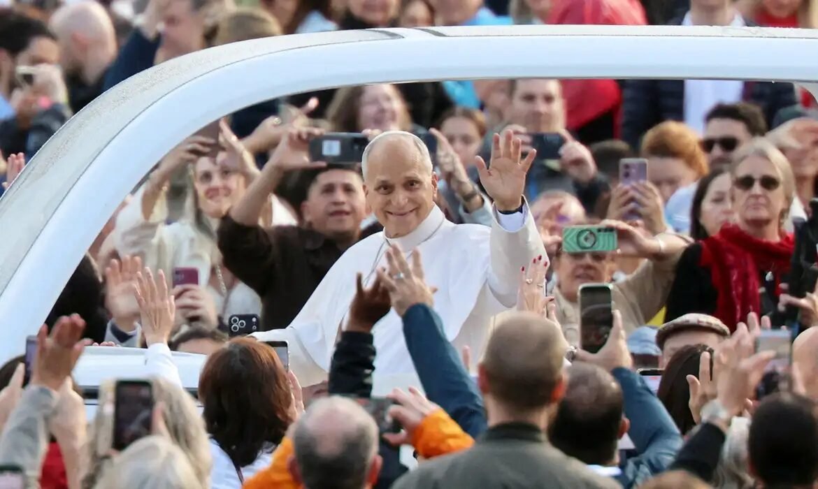Papa Leão XIV volta ao papamóvel em audiência no Vaticano