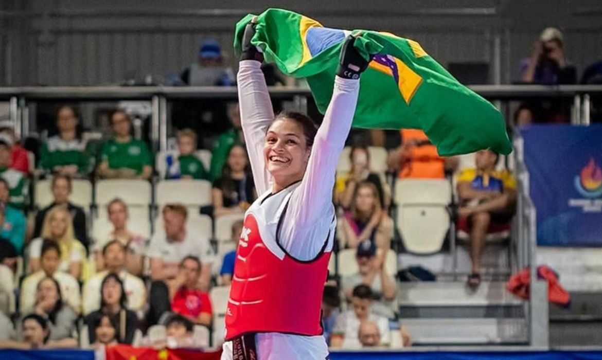 Maria Clara Pacheco conquista ouro na etapa de Paris do Grand Prix
