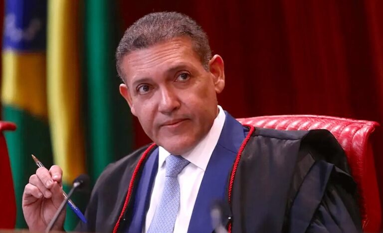 Ministro do TSE suspende propaganda de Lula por omitir arquivamento de investigação