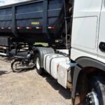 Moto fica “cravada” em carreta após colisão em Nova Mutum; condutor socorrido