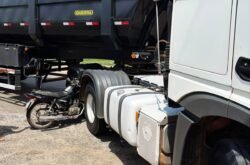 Moto fica “cravada” em carreta após colisão em Nova Mutum; condutor socorrido