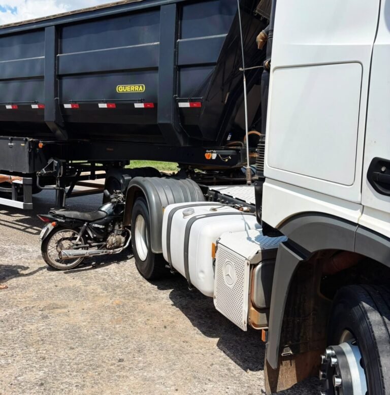 Moto fica “cravada” em carreta após colisão em Nova Mutum; condutor socorrido