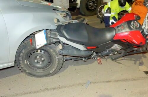 Moto fica “presa” em carro após colisão em Sinop; dois feridos
