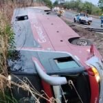 Ônibus que saiu de Sinop com destino a Natal tomba em rodovia de Mato Grosso; dois feridos