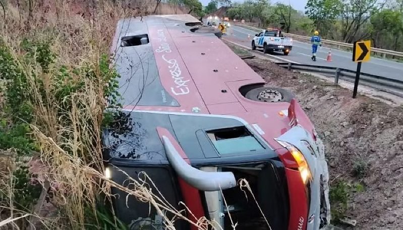 Ônibus que saiu de Sinop com destino a Natal tomba em rodovia de Mato Grosso; dois feridos