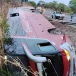 Ônibus com 16 passageiros tomba em curva na BR-364 e deixa dois feridos em MT