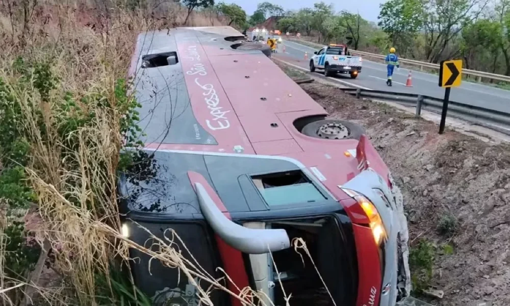 Ônibus com 16 passageiros tomba em curva na BR-364 e deixa dois feridos em MT