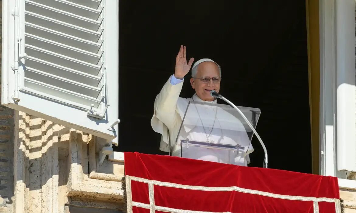 Papa Leão XIV é internado em Roma para cirurgia no pulmão