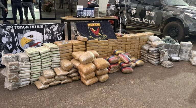 Polícia encontra ‘casas-cofre’ com 385 tabletes de drogas, armas e motos ligadas a homicídios em MT