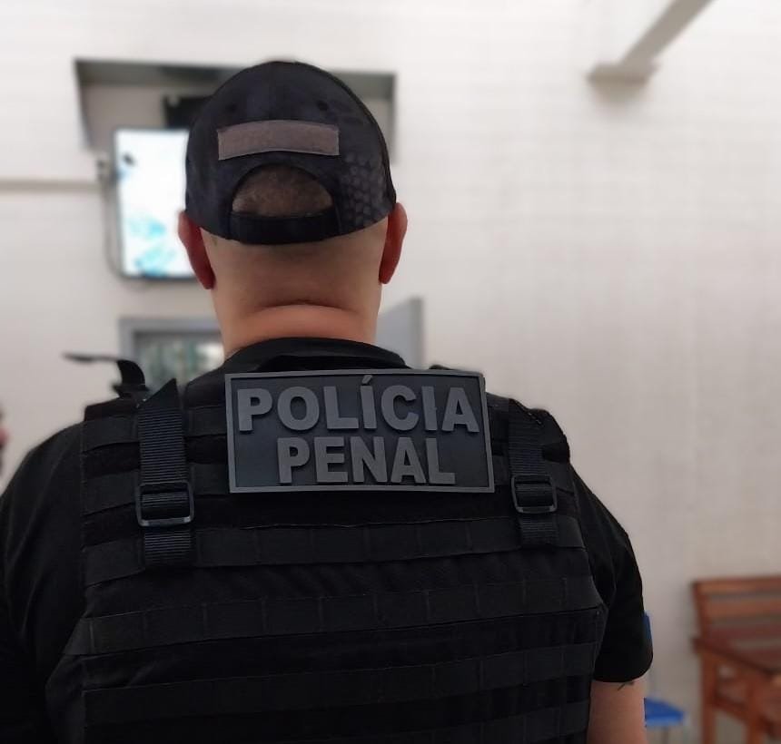 Prestadora de serviços é presa após ser flagrada entregando celular a reeducando no HMC