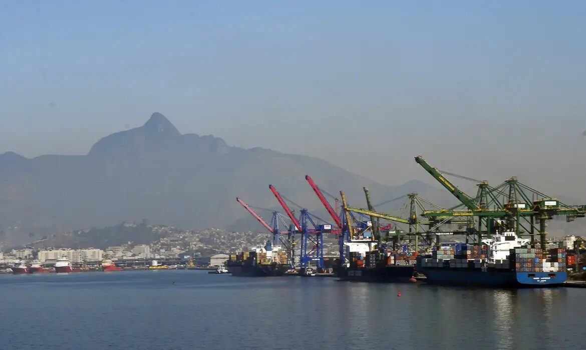 Governo reduz previsão de superávit comercial brasileiro para 2026