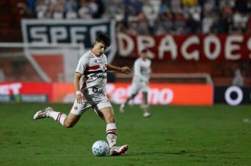 Santos vira e vence o São Paulo em clássico atrasado do Brasileirão