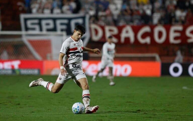 Santos vira e vence o São Paulo em clássico atrasado do Brasileirão