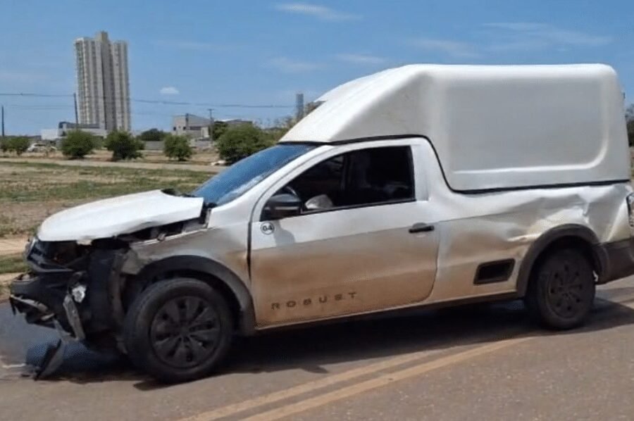 Sinop: carro atinge parede de empresa após colidir com furgão; um ferido