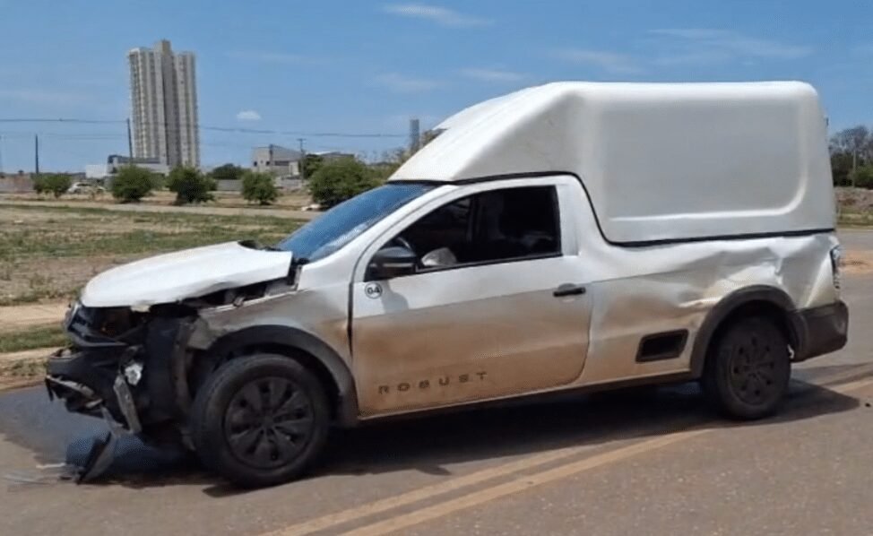 Sinop: carro atinge parede de empresa após colidir com furgão; um ferido