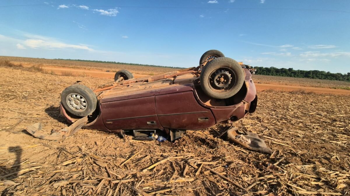 Sinop: carro capota em estrada vicinal e dois ficam feridos