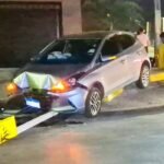 Sinop: carro desgovernado derruba balizador e placa em bairro